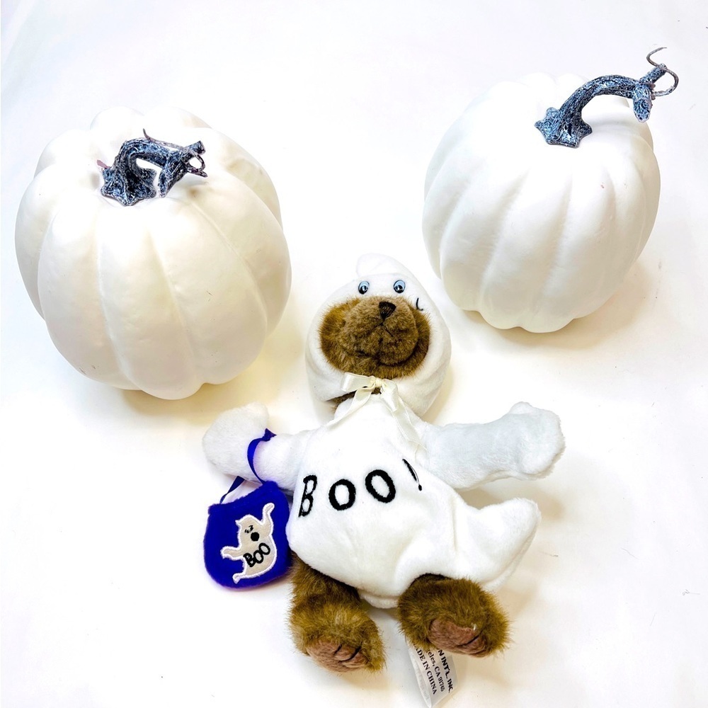 TABLEAU Halloween Ghost  Bear & 2 White Pumpkins - Picture 3 of 11